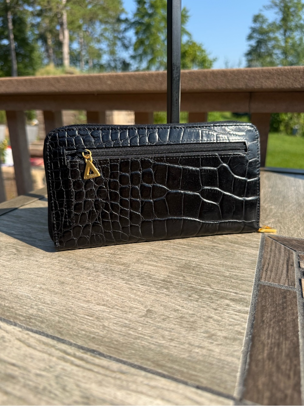EUC vintage Sharif Crocodile Black Embossed Leather Zip Around Wallet
